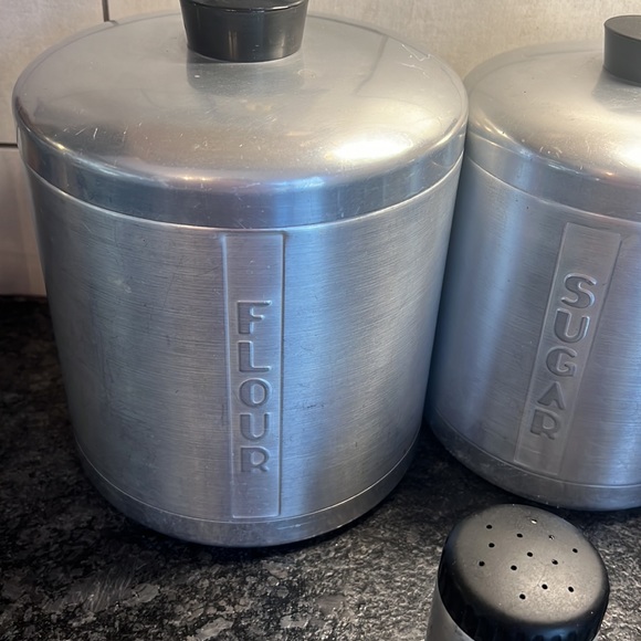 Vintage round canister set, Salt n pepper shakers & scoop in excellent condition - Picture 2 of 10